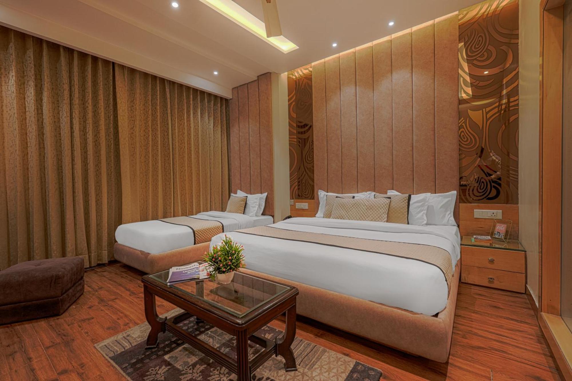 אמריצר Csjs Inn Hotel מראה חיצוני תמונה