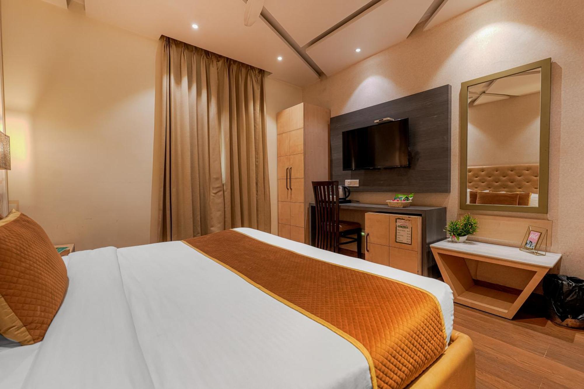 אמריצר Csjs Inn Hotel מראה חיצוני תמונה