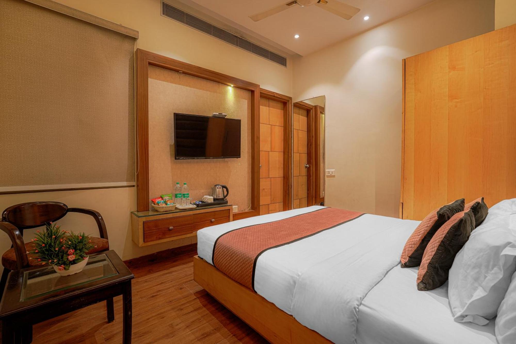 אמריצר Csjs Inn Hotel מראה חיצוני תמונה