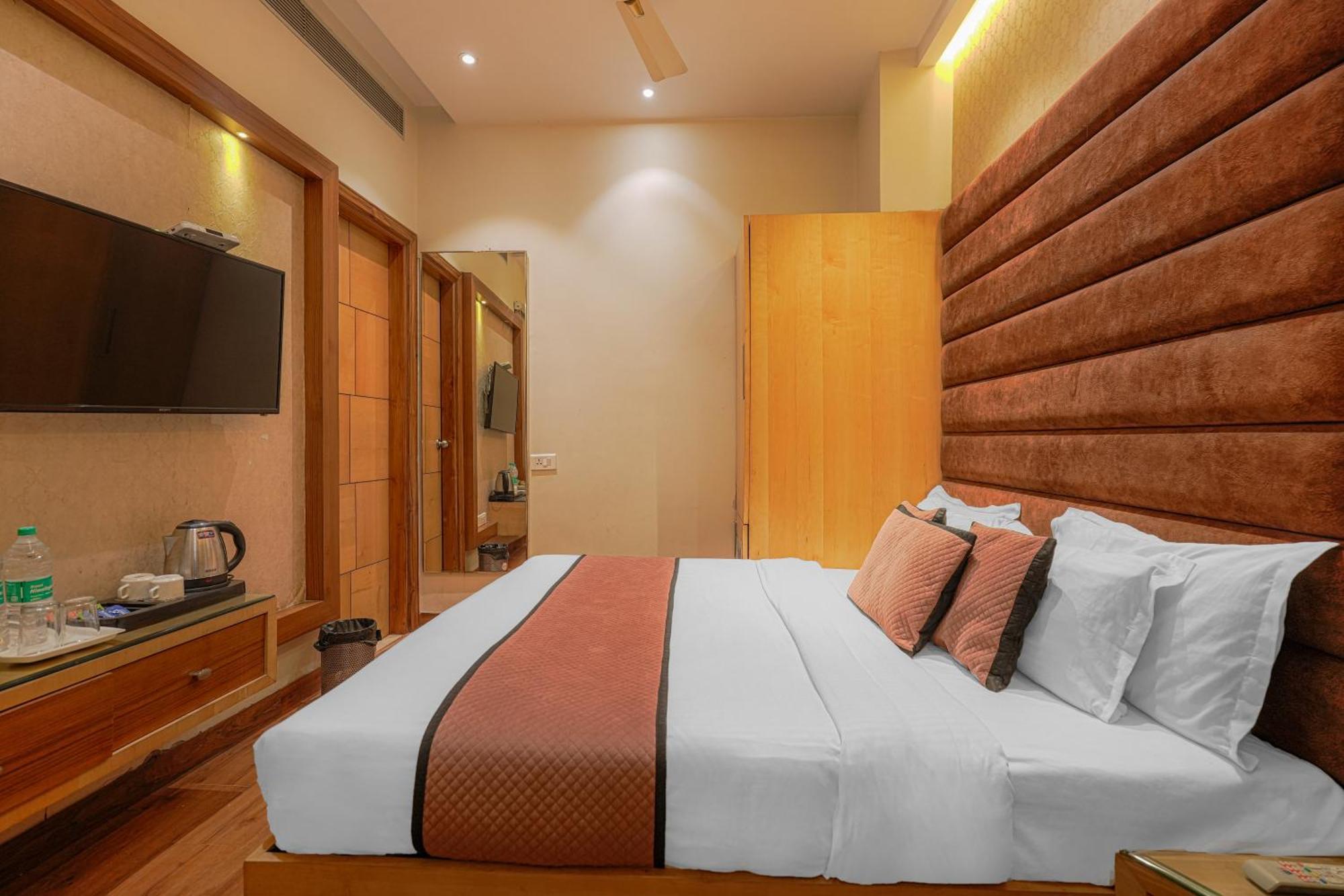 אמריצר Csjs Inn Hotel מראה חיצוני תמונה