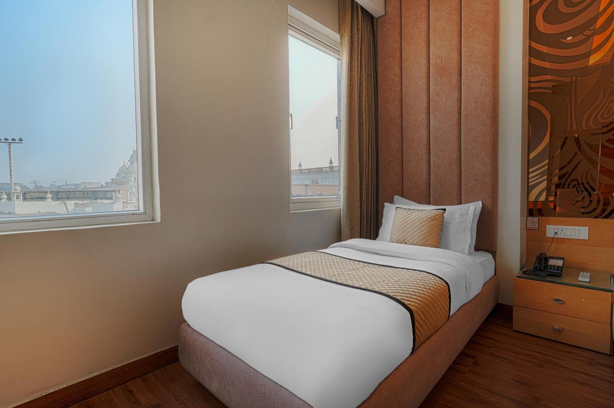 אמריצר Csjs Inn Hotel מראה חיצוני תמונה