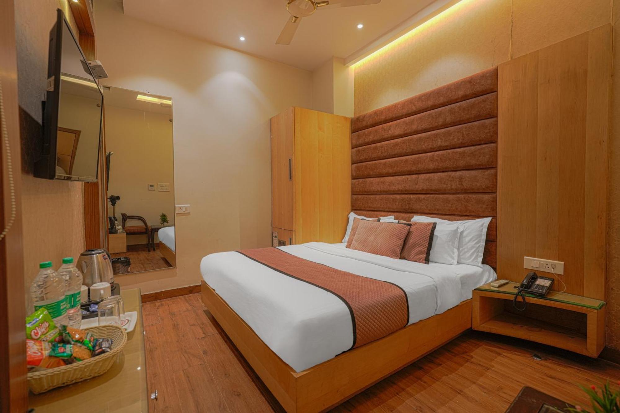 אמריצר Csjs Inn Hotel מראה חיצוני תמונה