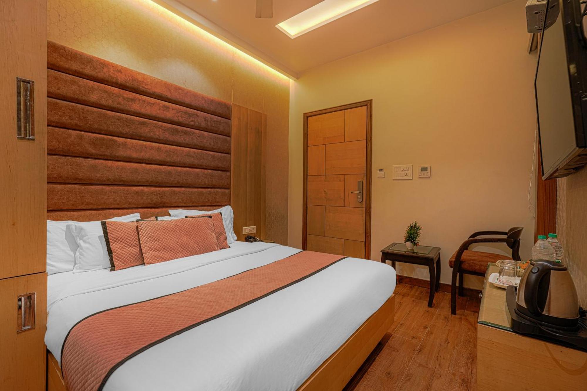 אמריצר Csjs Inn Hotel מראה חיצוני תמונה